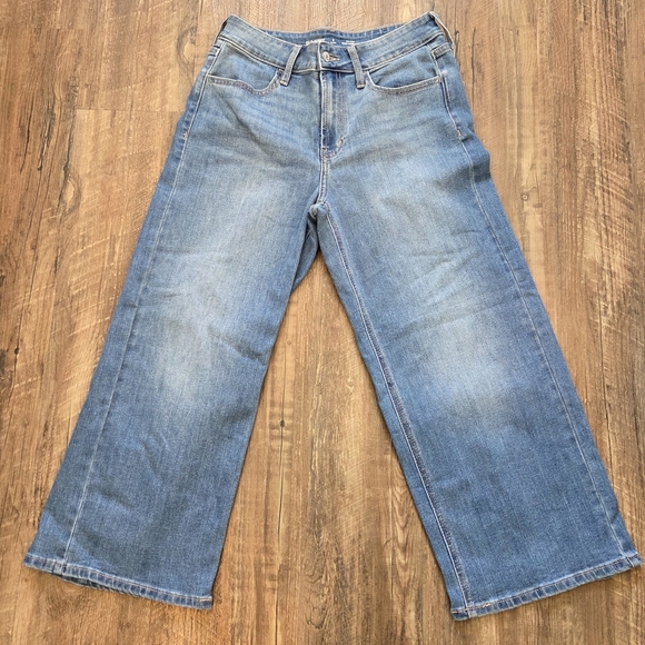Old Navy High-Rise Wow Wide Leg Cropped Jeans Size 2 Short Light Wash - Picture 3 of 10